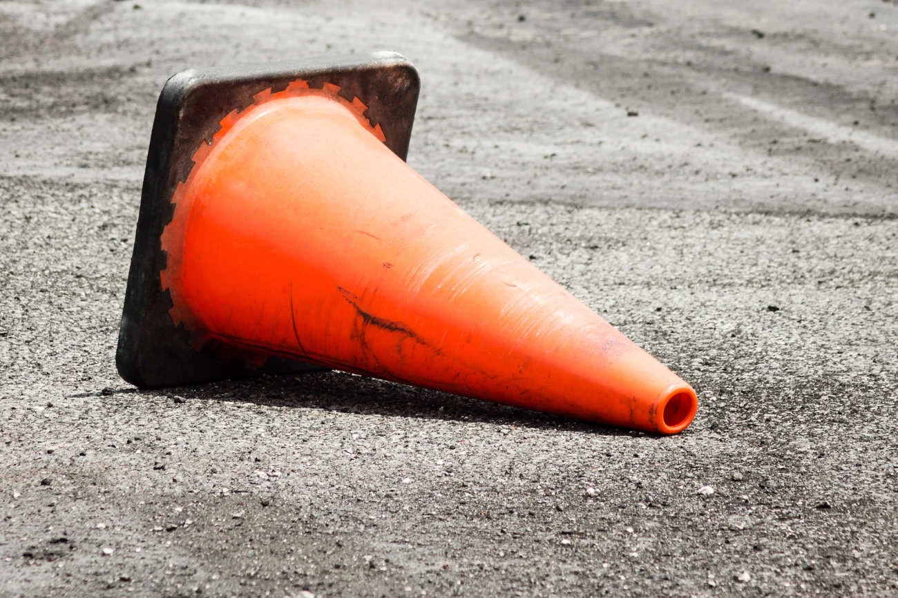 Przewrócony pachołek może być ważną wskazówką dla straży pożarnej Przewrócony pachołek może być ważną wskazówką dla straży pożarnej