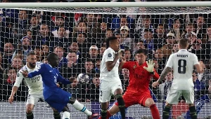 N'Golo Kante (niebieski strój) w meczu przeciwko Realowi