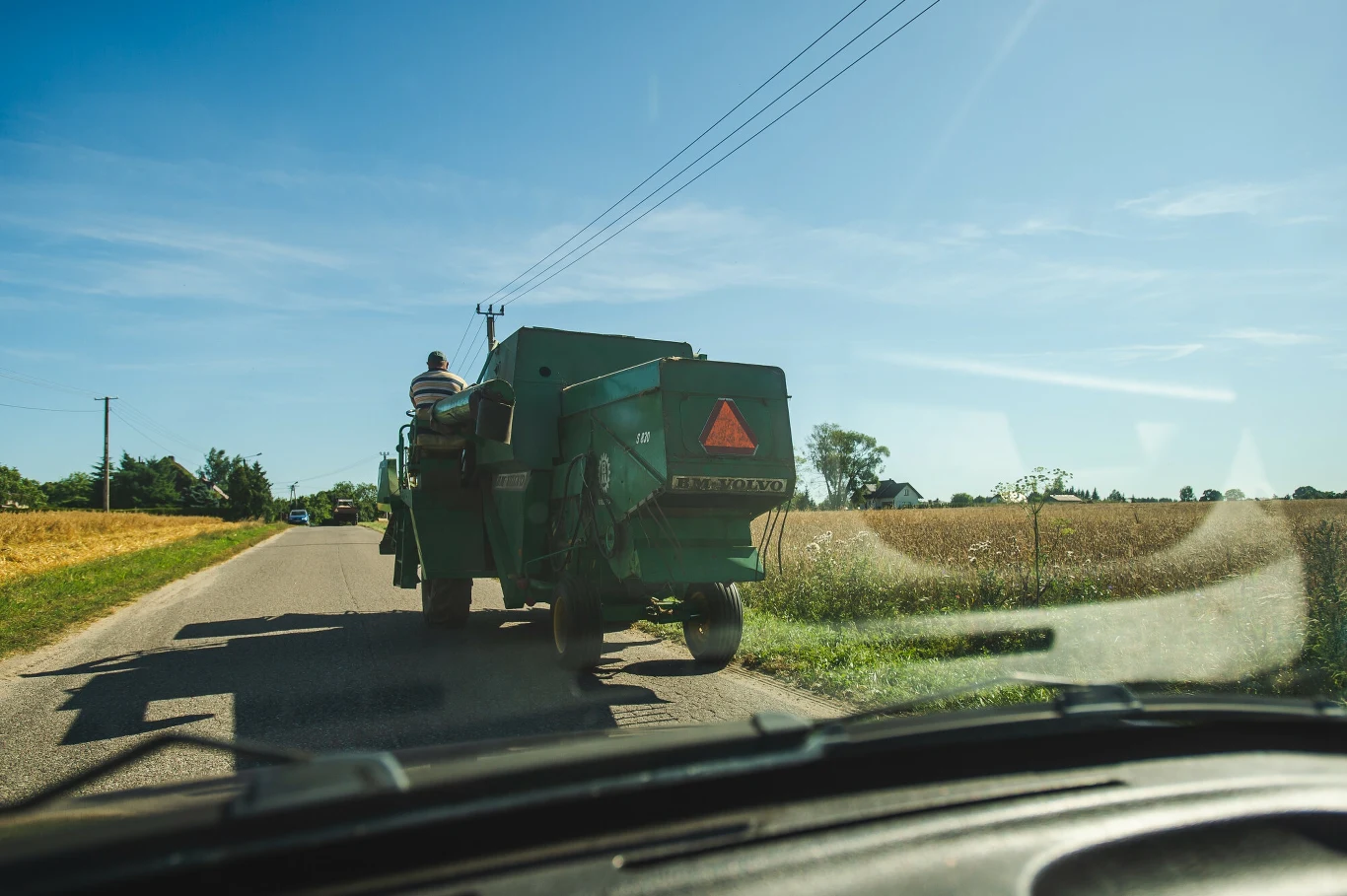 Duże gabaryty maszyn rolniczych takich jak kombajn utrudniają wyprzedzanie