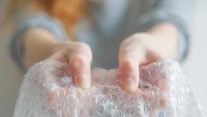 ​Zabierz folię bąbelkową na kolejne zakupy do supermarketu. Zdziwisz się, do czego może się przydać