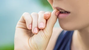 Obgryzanie paznokci może prowadzić do mechanicznego uszkodzenia skóry, a następnie jej zakażenia