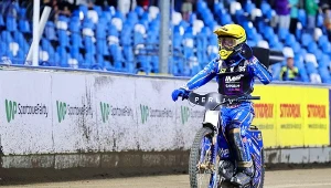 Bartosz Zmarzlik dziękuje pustym trybunom na finale IMP w Rzeszowie.