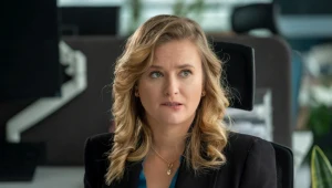 Julia (Marta Chodorowska) po raz kolejny okłamie Sylwię (Hanna Turnau) na temat Budzyńskiego (Krystian Wieczorek)