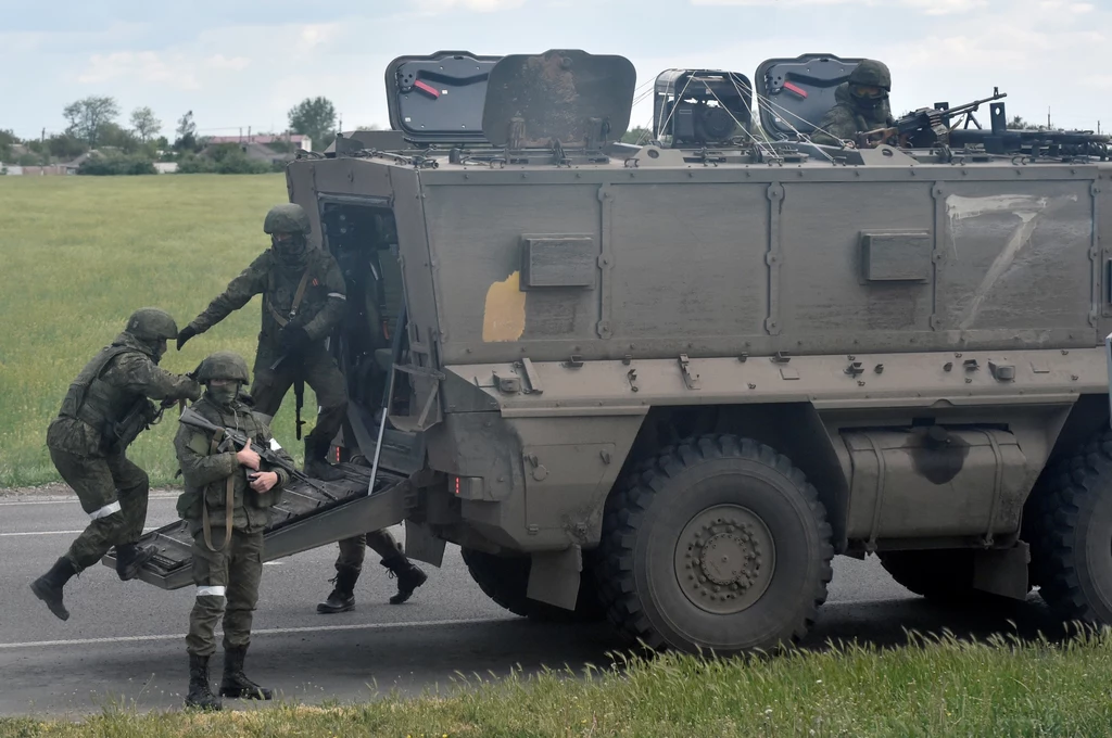 Rosyjscy żołnierze na froncie w Ukrainie. Pojazd oznaczony charakterystycznym znakiem