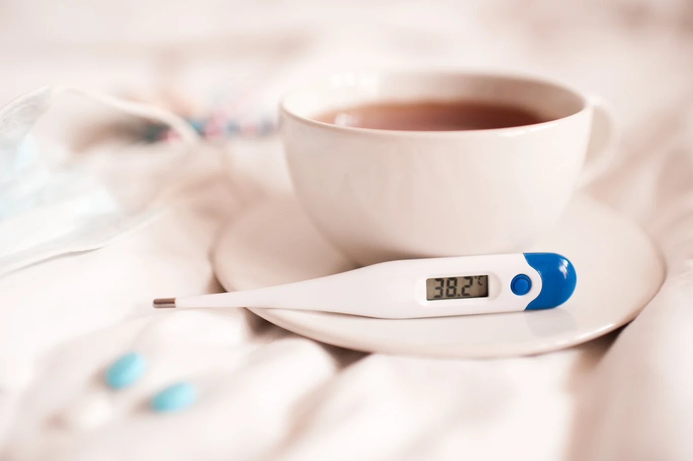 Gorączka zazwyczaj jest objawem rozwijającej się w organizmie. Jak sobie z nią radzić?
