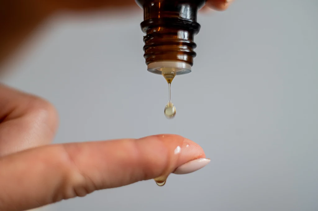 Stosowanie olejku magnezowego odżywia skórę i pomaga leczyć zmiany alergiczne