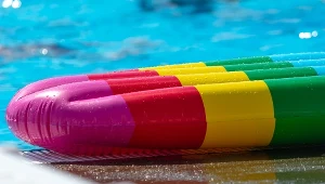 Przydomowe baseny pod lupą francuskiej skarbówki, zdjęcie ilustracyjne