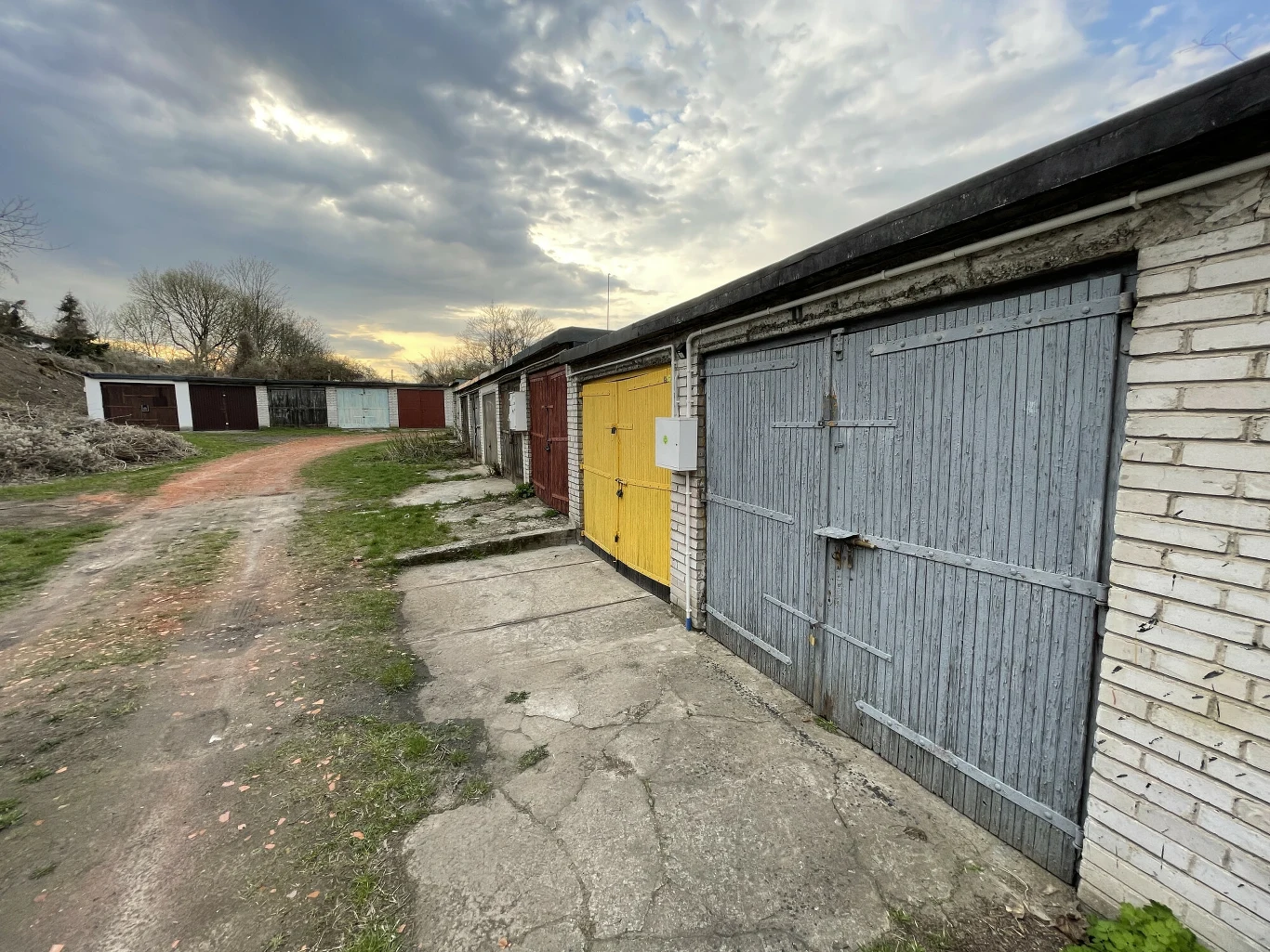 Stary garaż może być doskonałą inwestycją. Stary garaż może być doskonałą inwestycją.