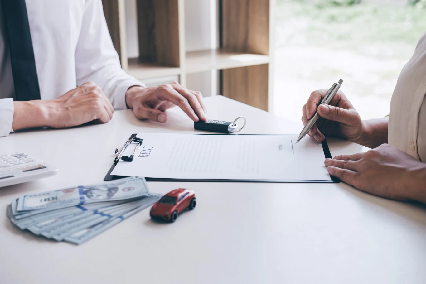 Sprzedając lub kupując auto trzeba sporządzić umowę