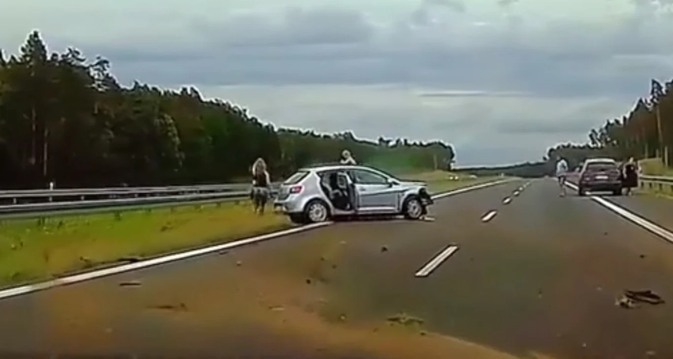 Seatem zepchniętym z drogi przez Volkswagena podróżowała dwójka rodziców z 4-letnim synem / screen YouTube/Pirat na Drodze Seatem zepchniętym z drogi przez Volkswagena podróżowała dwójka rodziców z 4-letnim synem / screen YouTube/Pirat na Drodze