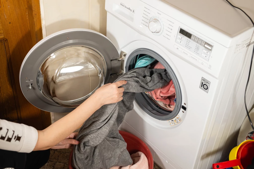 Ta ukryta funkcja w pralce uratuje cię w przypadku awarii lub braku prądu.
