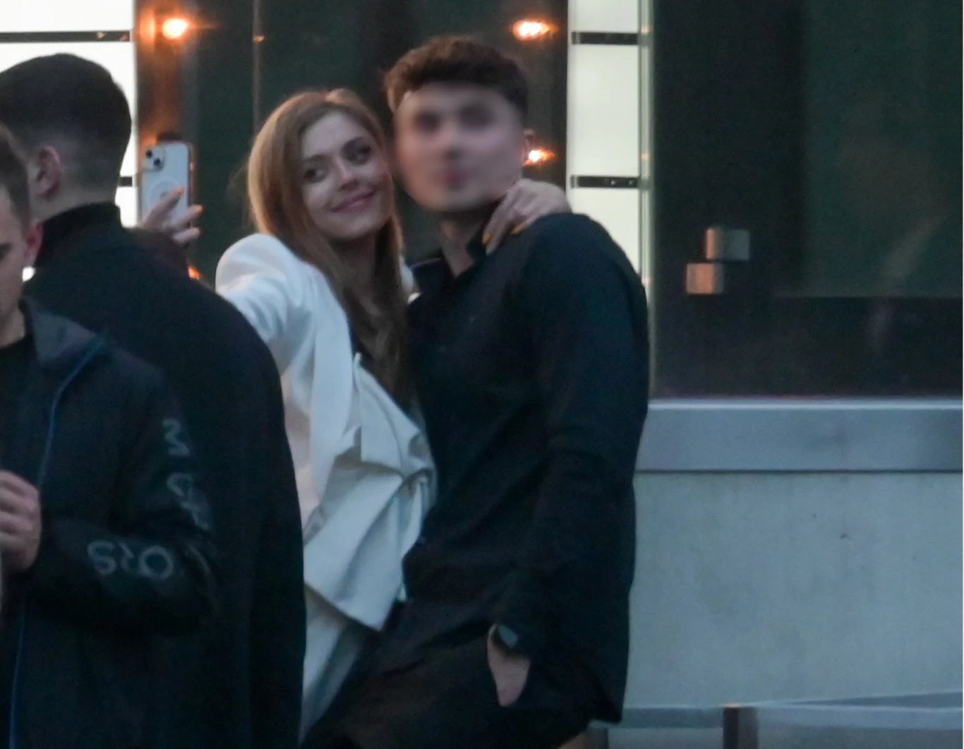 Czas na selfie przed klubem Czas na selfie przed klubem