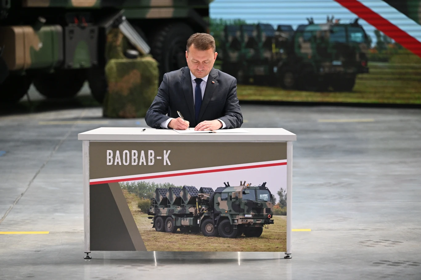 Wicepremier, minister obrony narodowej Mariusz Błaszczak podczas uroczystości podpisania umowy