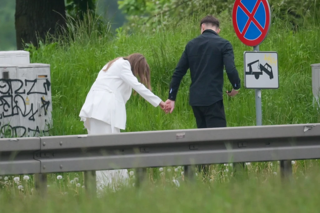 Para postanowiła wyruszyć w bliżej nieznanym kierunku. Może na najbliższy postój taksówek? Para postanowiła wyruszyć w bliżej nieznanym kierunku. Może na najbliższy postój taksówek?