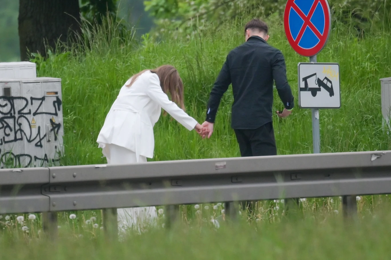 Para postanowiła wyruszyć w bliżej nieznanym kierunku. Może na najbliższy postój taksówek? Para postanowiła wyruszyć w bliżej nieznanym kierunku. Może na najbliższy postój taksówek?