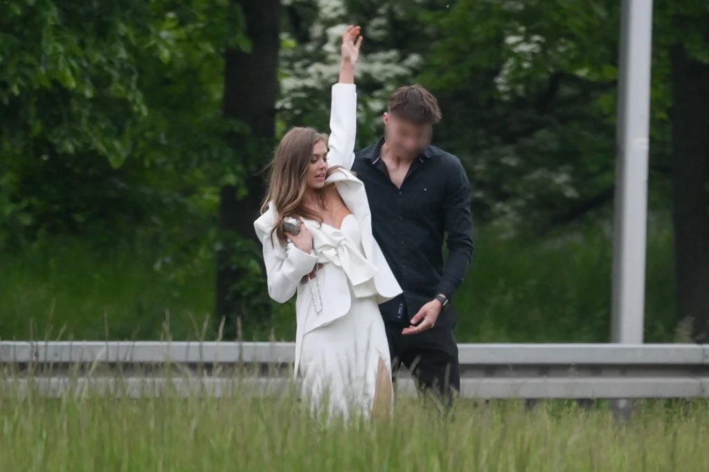 W pewnym momencie mężczyzna postanowił wziąć ukochaną na ręce W pewnym momencie mężczyzna postanowił wziąć ukochaną na ręce