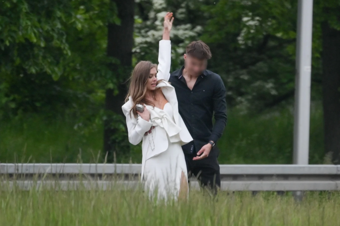 W pewnym momencie mężczyzna postanowił wziąć ukochaną na ręce W pewnym momencie mężczyzna postanowił wziąć ukochaną na ręce