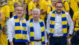 Prezydent Gdyni, Wojciech Szczurek (pierwszy z lewej) zapowiedział wstrzymanie finansowania piłkarskiej Arki 