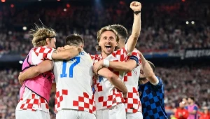 Luka Modrić (przodem) cieszy się z kolegami z reprezentacji Chorwacji
