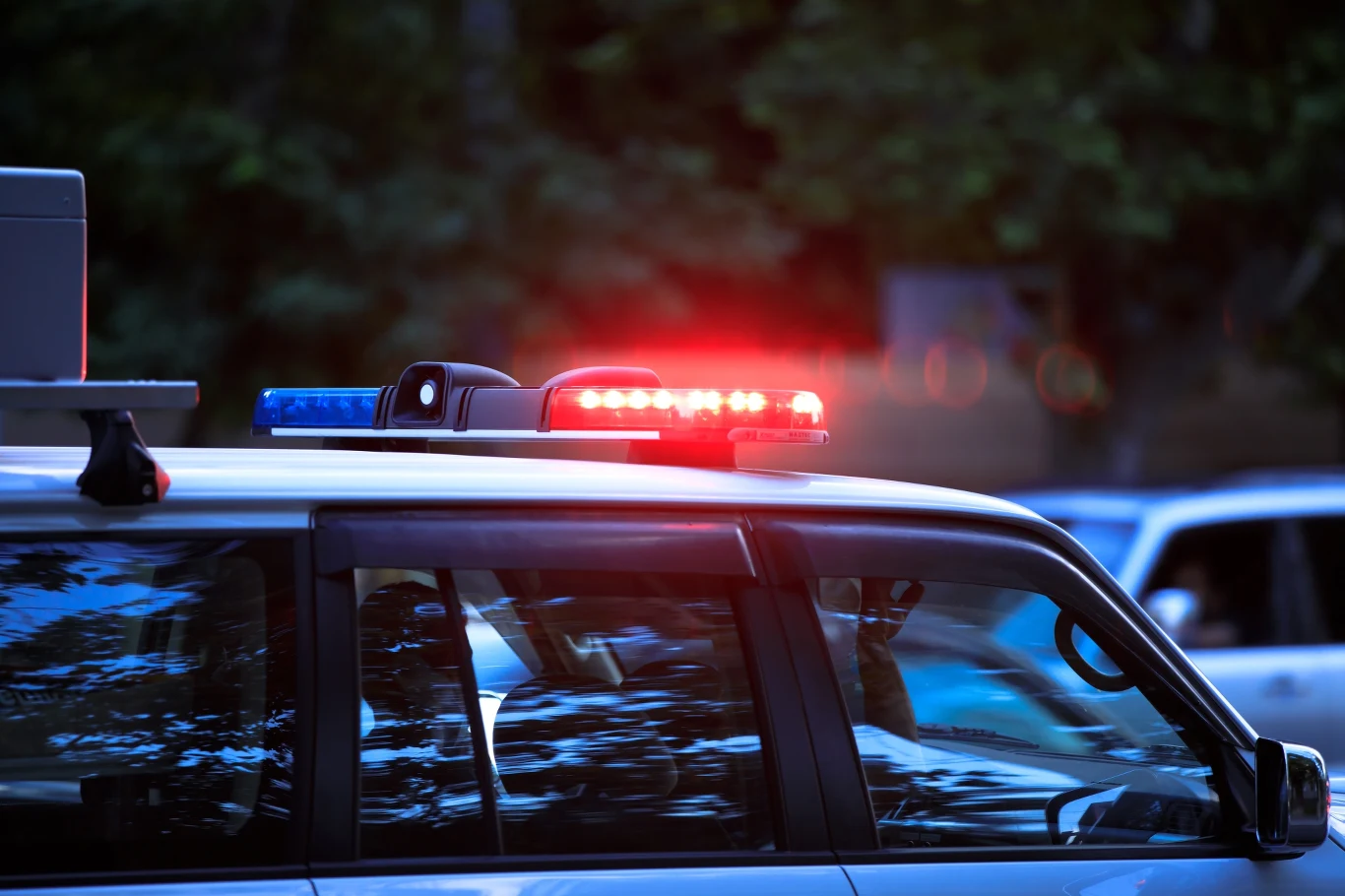 Policja interwencyjna wtargnęła do jego domu z oskarżeniem i nakazem przeszukania Policja interwencyjna wtargnęła do jego domu z oskarżeniem i nakazem przeszukania