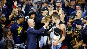 Nikola Jokić otrzymuje trofeum dla najlepszego gracza finału NBA
