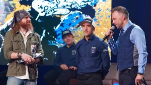 Paweł Miesiąc na prezentacji Motoru Lublin. Obok Tomasz Dryła i kabareciarz Marcin Wójcik.