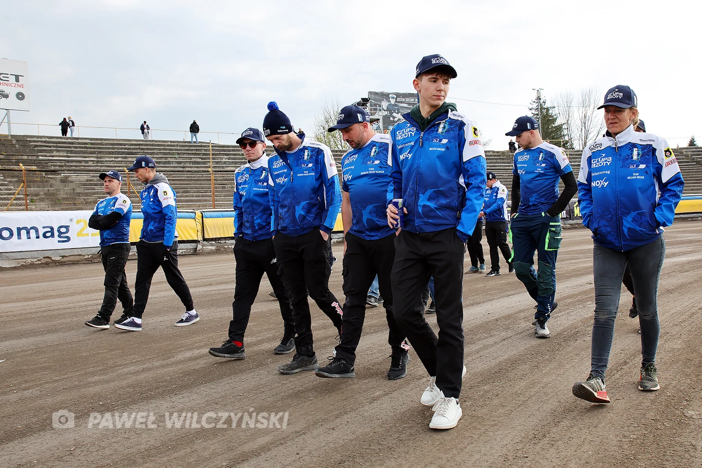 Unia Tarnów na obchodzie toru. Na czele Wiliam Drejer.