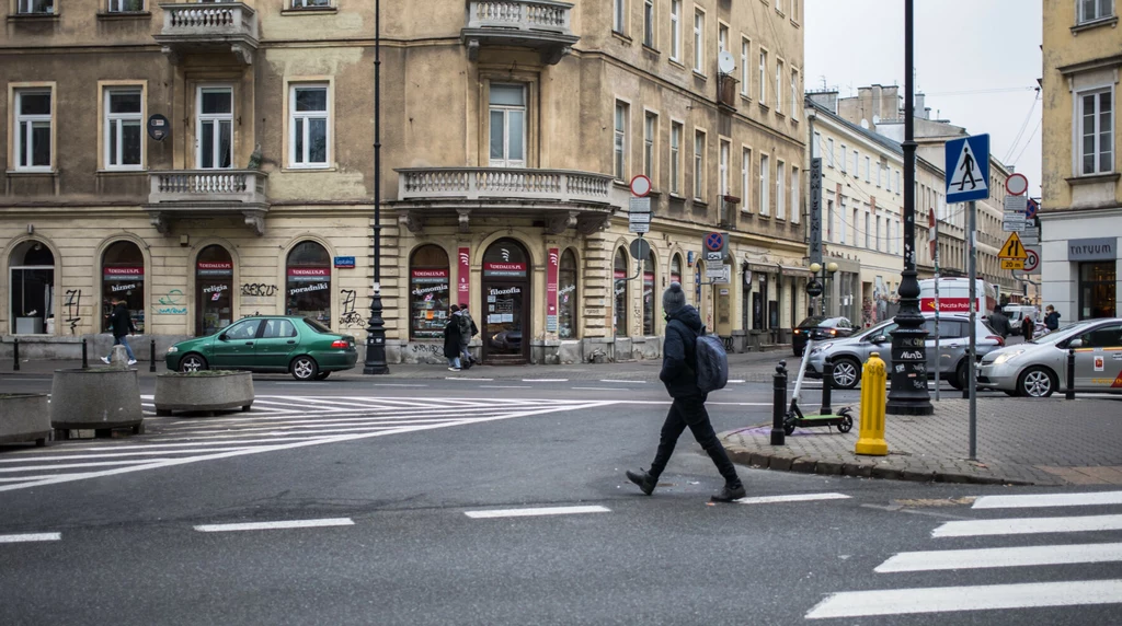 Pieszy przechodzący przez drogę poprzeczną ma pierwszeństwo nawet jeśli nie ma tam przejścia