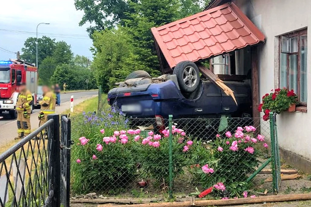 Pijany 19-latek stracił kontrolę nad autem. Wjechał do domu frontowymi drzwiami