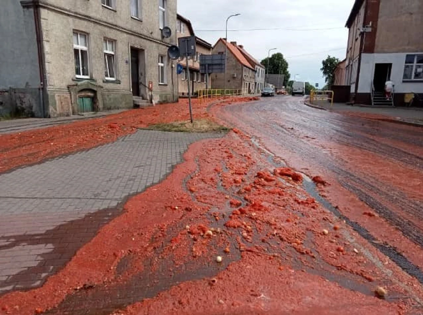 W Czaplinku rozlały się setki kilogramów truskawek i pomidorów W Czaplinku rozlały się setki kilogramów truskawek i pomidorów