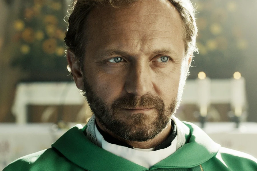 Andrzej Chyra w scenie z filmu "W imię..." Andrzej Chyra w scenie z filmu "W imię..."