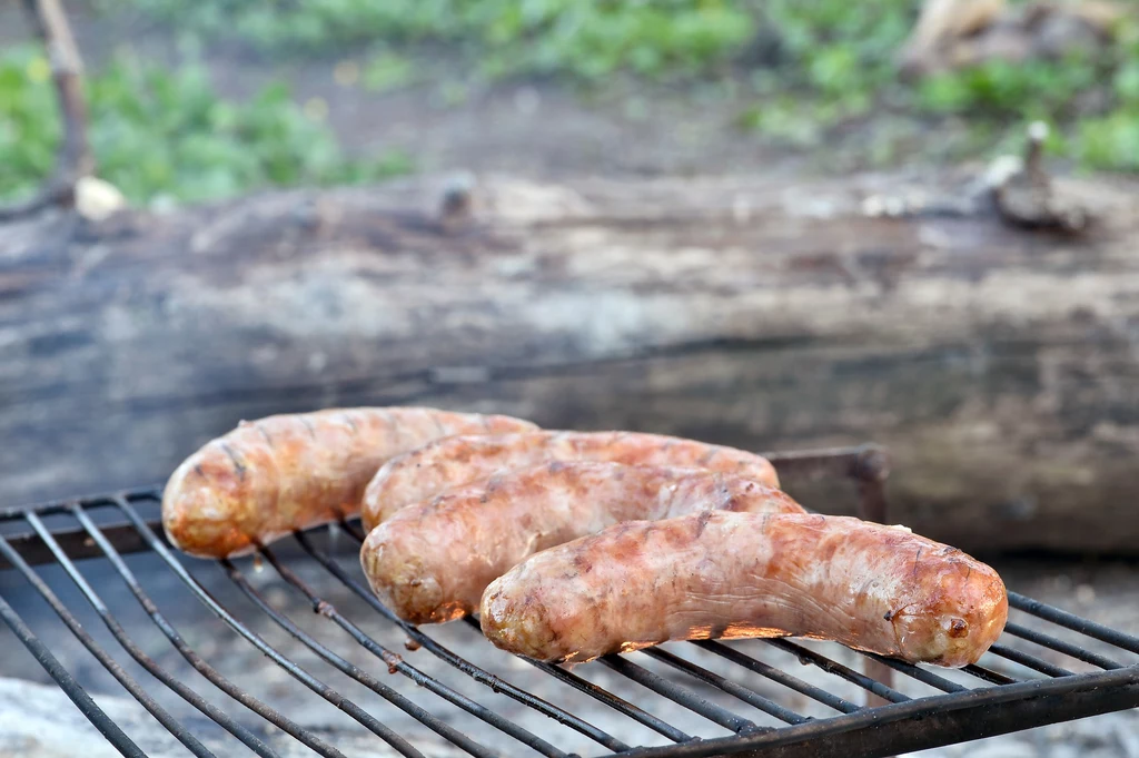 Kiszki ziemniaczane można przygotować w pierniku lub też upiec na grillu