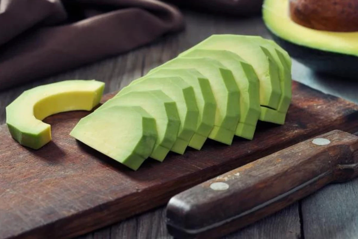 Awokado ma wiele cennych witamin, dlatego warto włączyć je do codziennej diety