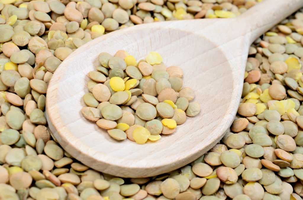 Po 50. roku życia warto wzbogacić swoją dietę o kilka produktów. Sprawdź, co znalazło się na naszej liście