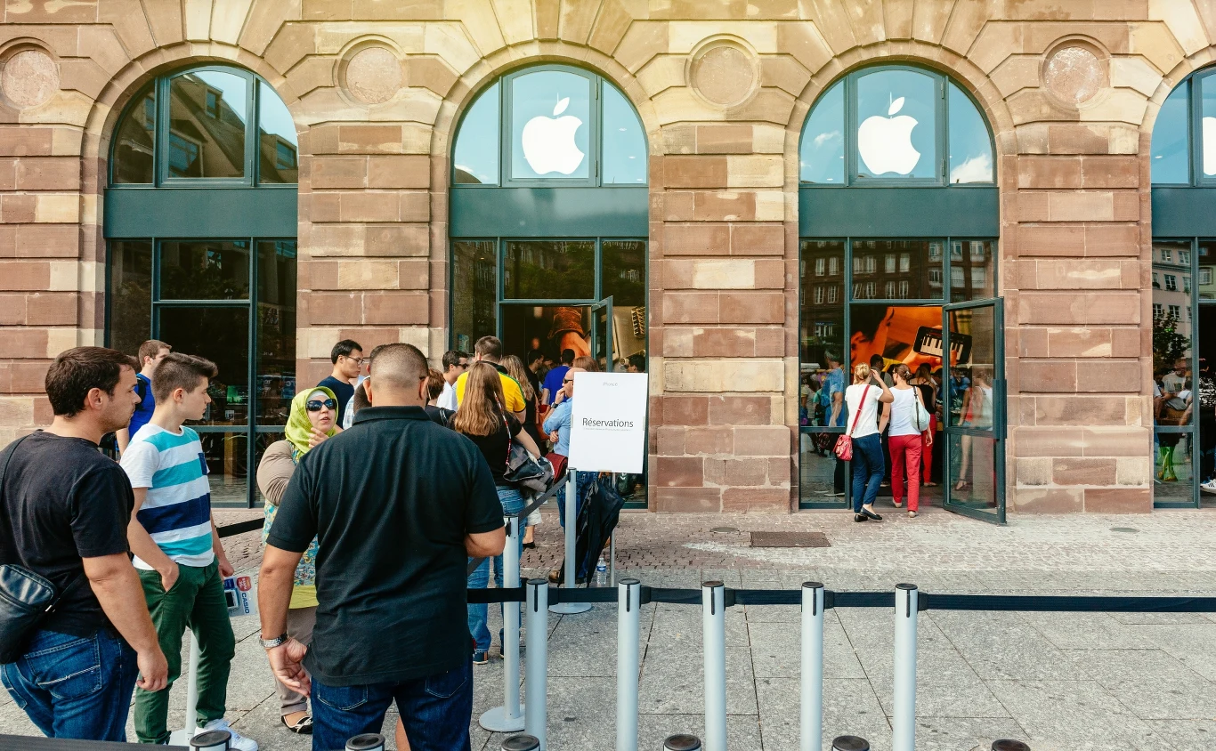 Apple został uznany za najcenniejszą markę w 2023 r., według badania Kantar Brandz. Na zdjęciu kolejka ludzi przed firmowym sklepem w Paryżu. Apple został uznany za najcenniejszą markę w 2023 r., według badania Kantar Brandz. Na zdjęciu kolejka ludzi przed firmowym sklepem w Paryżu.