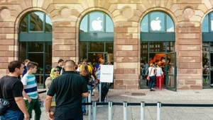 Apple został uznany za najcenniejszą markę w 2023 r., według badania Kantar Brandz. Na zdjęciu kolejka ludzi przed firmowym sklepem w Paryżu. 
