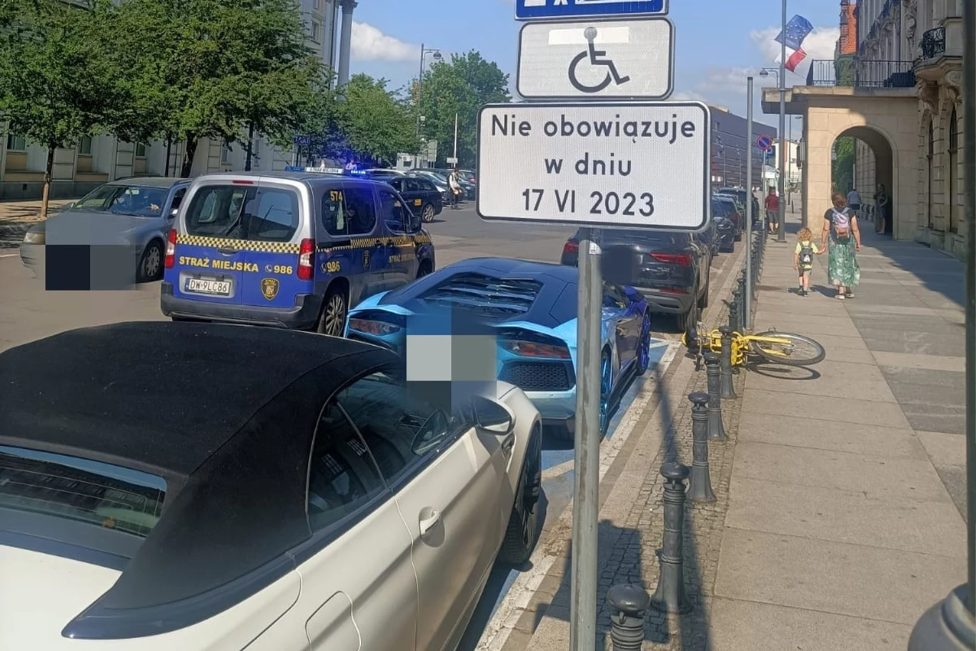 Obydwa auta należały do jednego mężczyzny. Dostał za to 12 punktów karnych/Twitter Straż Miejska Wrocławia/zrzut ekranu Obydwa auta należały do jednego mężczyzny. Dostał za to 12 punktów karnych/Twitter Straż Miejska Wrocławia/zrzut ekranu