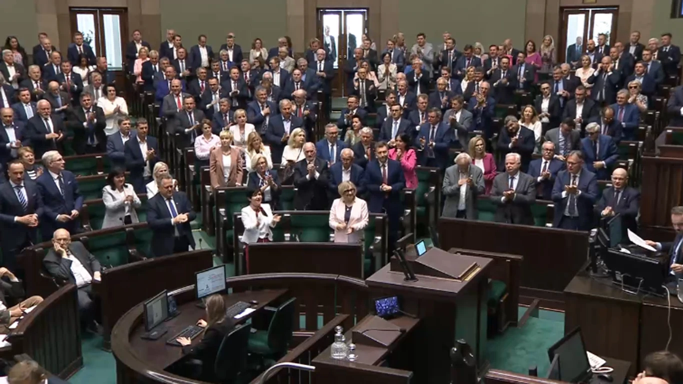 Sejm przyjął uchwałę wyrażającą sprzeciw wobec unijnego mechanizmu relokacji nielegalnych migrantów Sejm przyjął uchwałę wyrażającą sprzeciw wobec unijnego mechanizmu relokacji nielegalnych migrantów