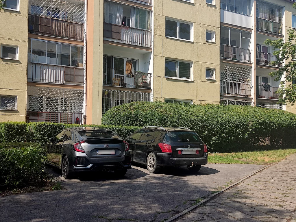 Co o parkowaniu pod oknem sąsiada mówi polskie prawo?