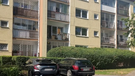 ​Sąsiad nagminnie parkuje auto pod twoim oknem? Sprawdź, czy Policja może dać mu mandat
