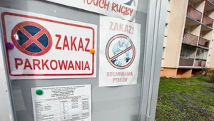 Czy możesz parkować pod posesją sąsiada? Sprawdź, zanim spotkają cię nieprzyjemności