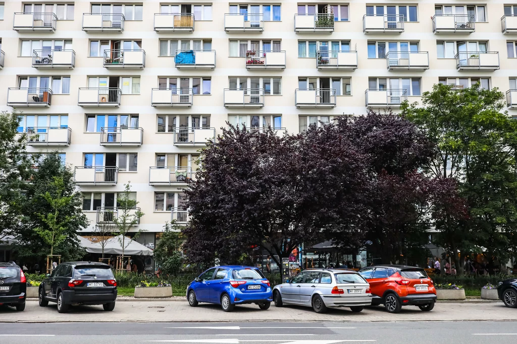 W Polsce przybywa samochodów i brakuje miejsc postojowych