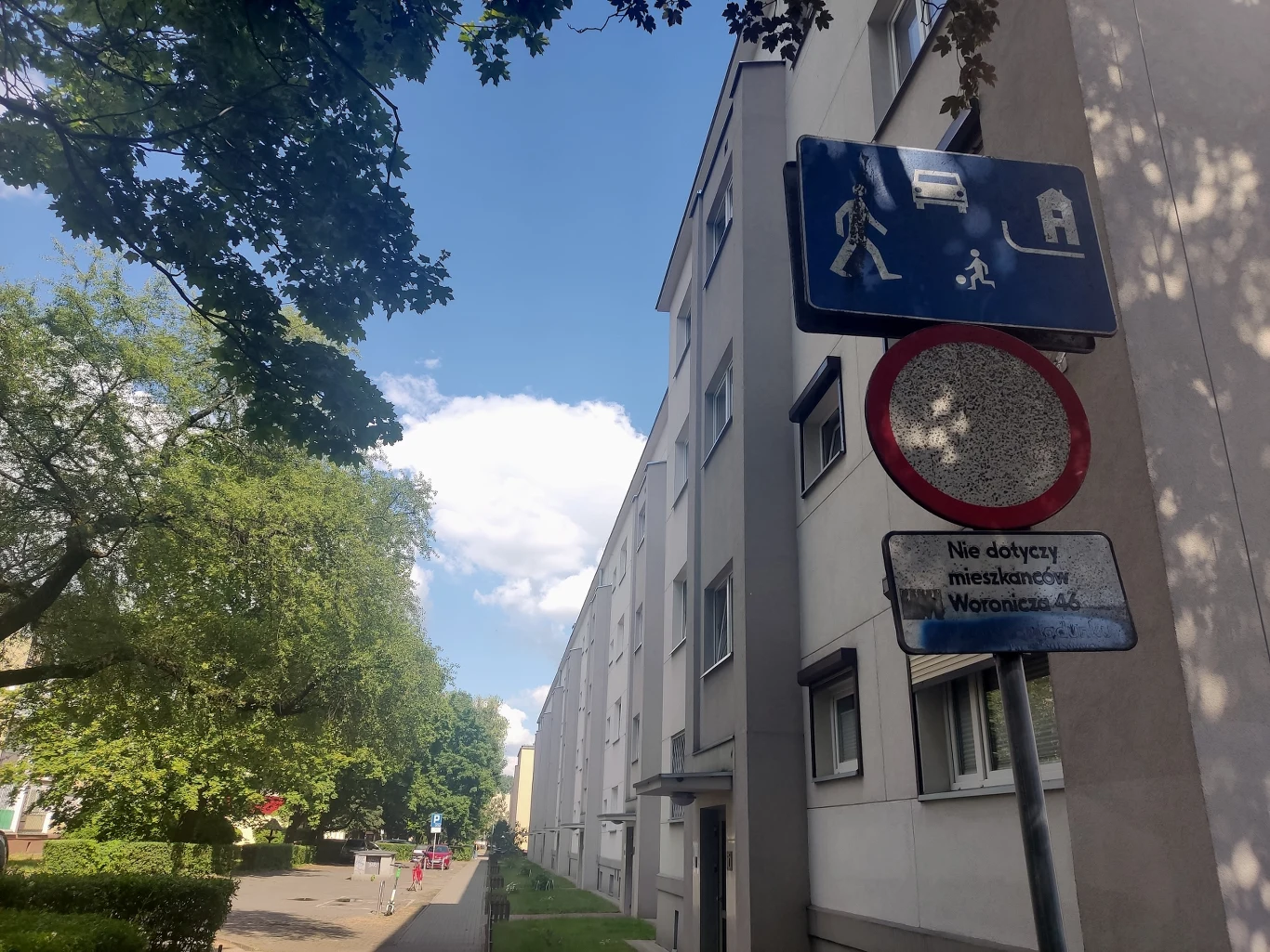Czasami kierowcy sami postanawiają tworzyć zakazy i nakazy w kontekście parkowania...