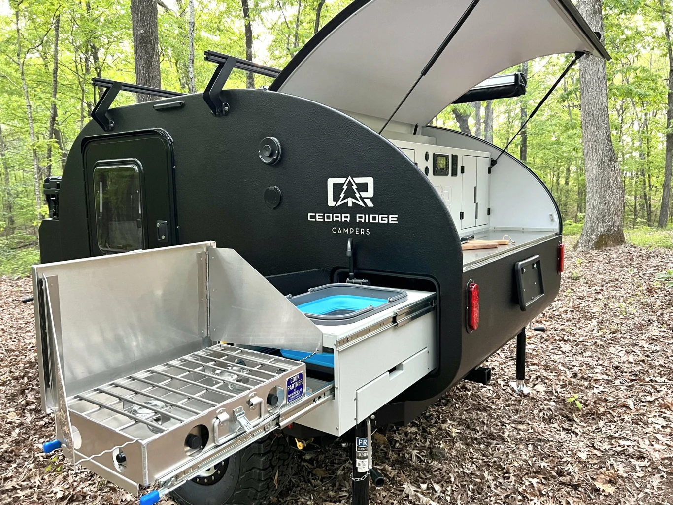 Największym atutem przyczepy jest duża, zewnętrzna kuchnia z wysuwanym grillem / zdjęcie: Cedar Ridge Campers