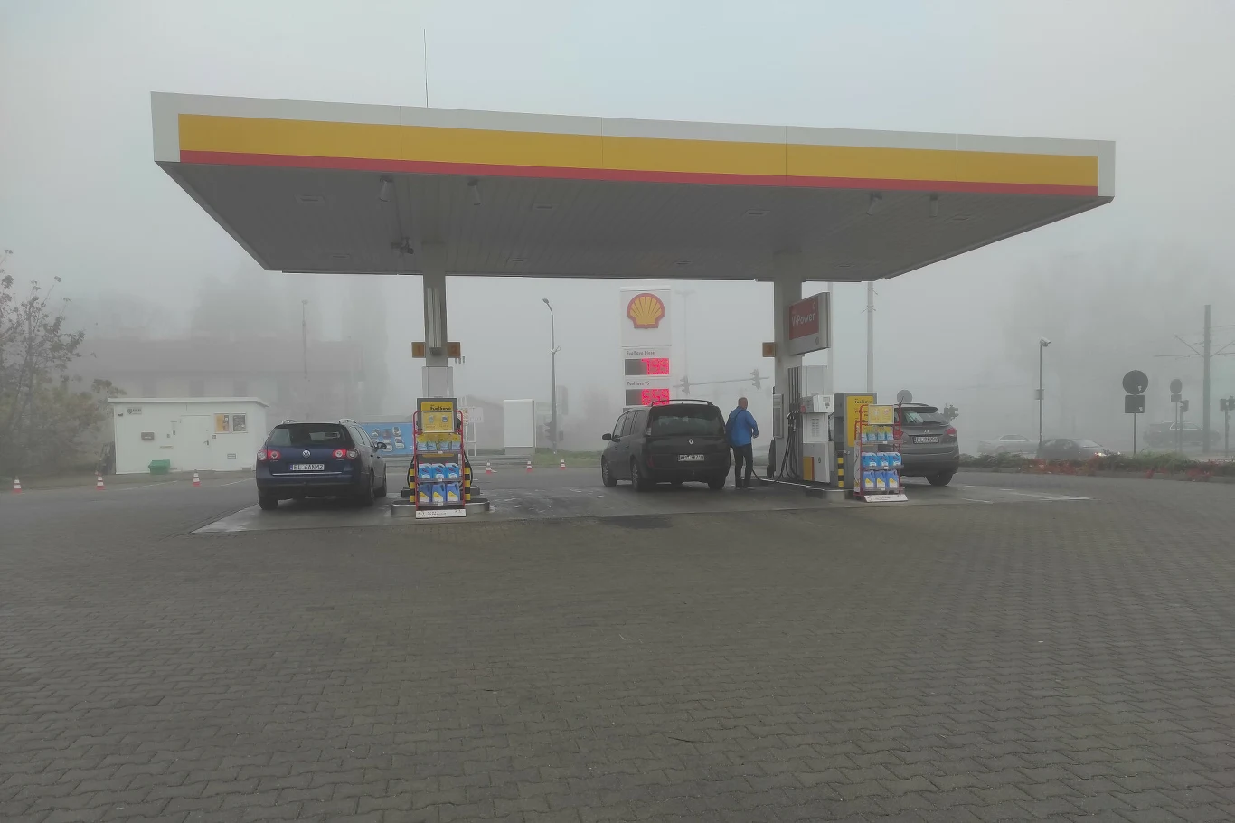 Stacje benzynowe na uboczu oferują niższe ceny niż te na drogach wylotowych