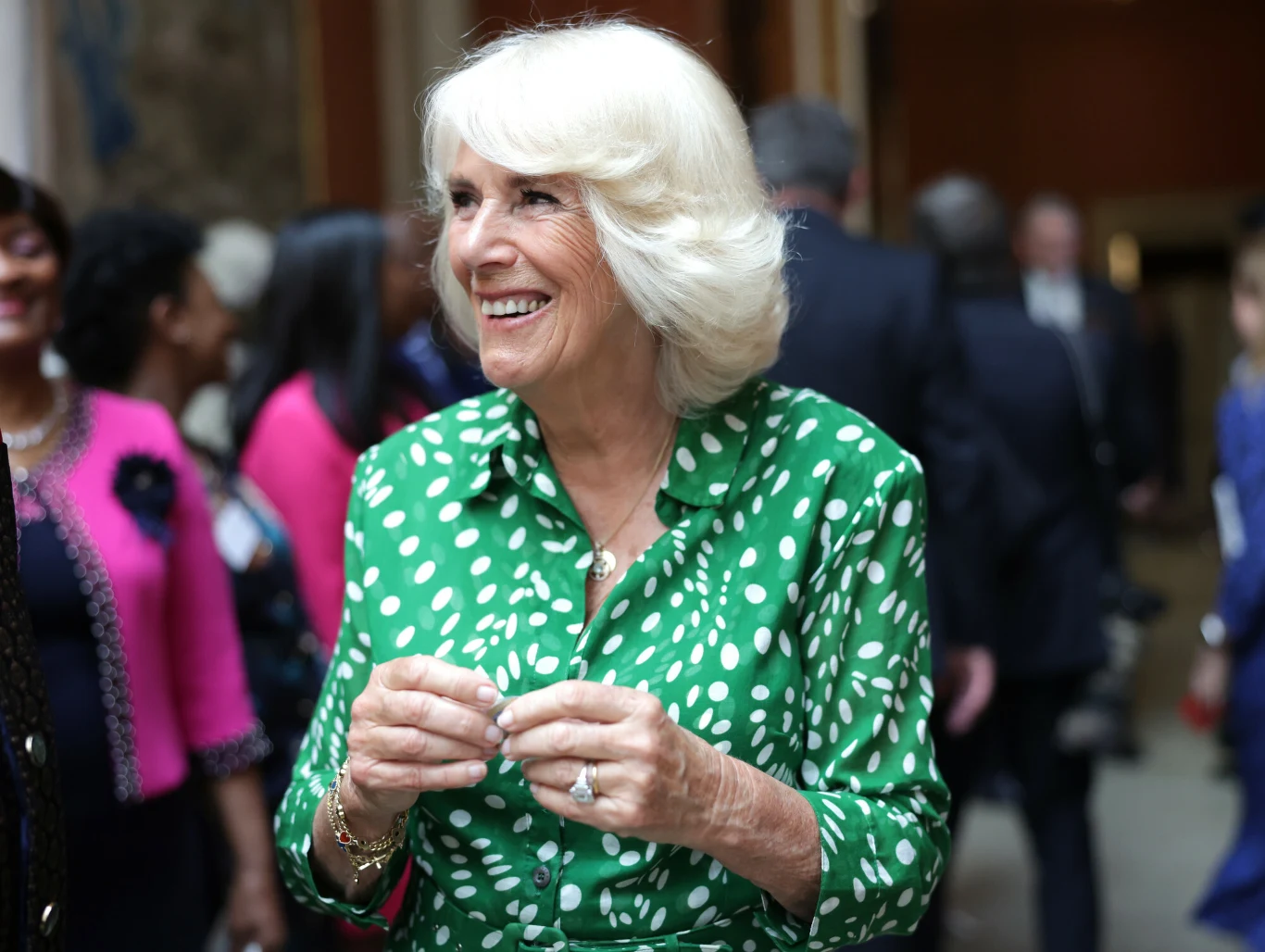 Królowa Camilla postawiła na zieloną szmizjerkę w grochy