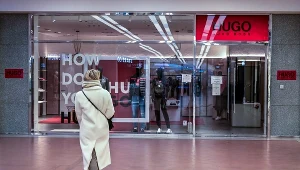 13 lutego 2023 r. Klient przechodzi obok zamkniętego sklepy Hugo Boss w Moskwie. Marka zapowiedziała zawieszenie dostaw do tego kraju w marcu 2022 r. Jednak jak udało się ustalić tygodnikowi "Zeit", tak się ostatecznie nie stało.