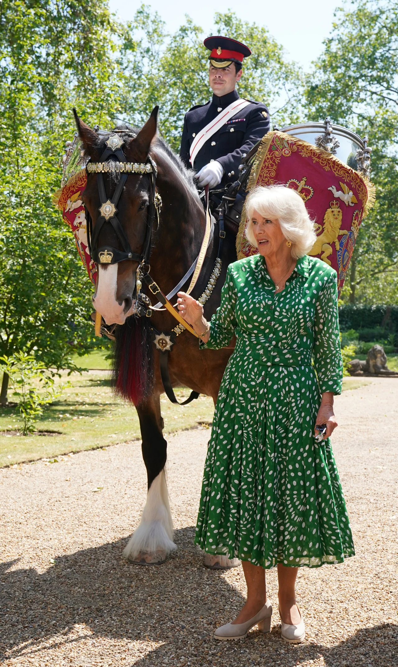 W identycznej kreacji można było zobaczyć królową Camillę W identycznej kreacji można było zobaczyć królową Camillę