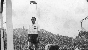 Mecz Niemcy - Polska w 1938 r. Polski piłkarz Władysław Szczepaniak (na pierwszym planie) oraz bramkarz Edward Madejski (wstaje).