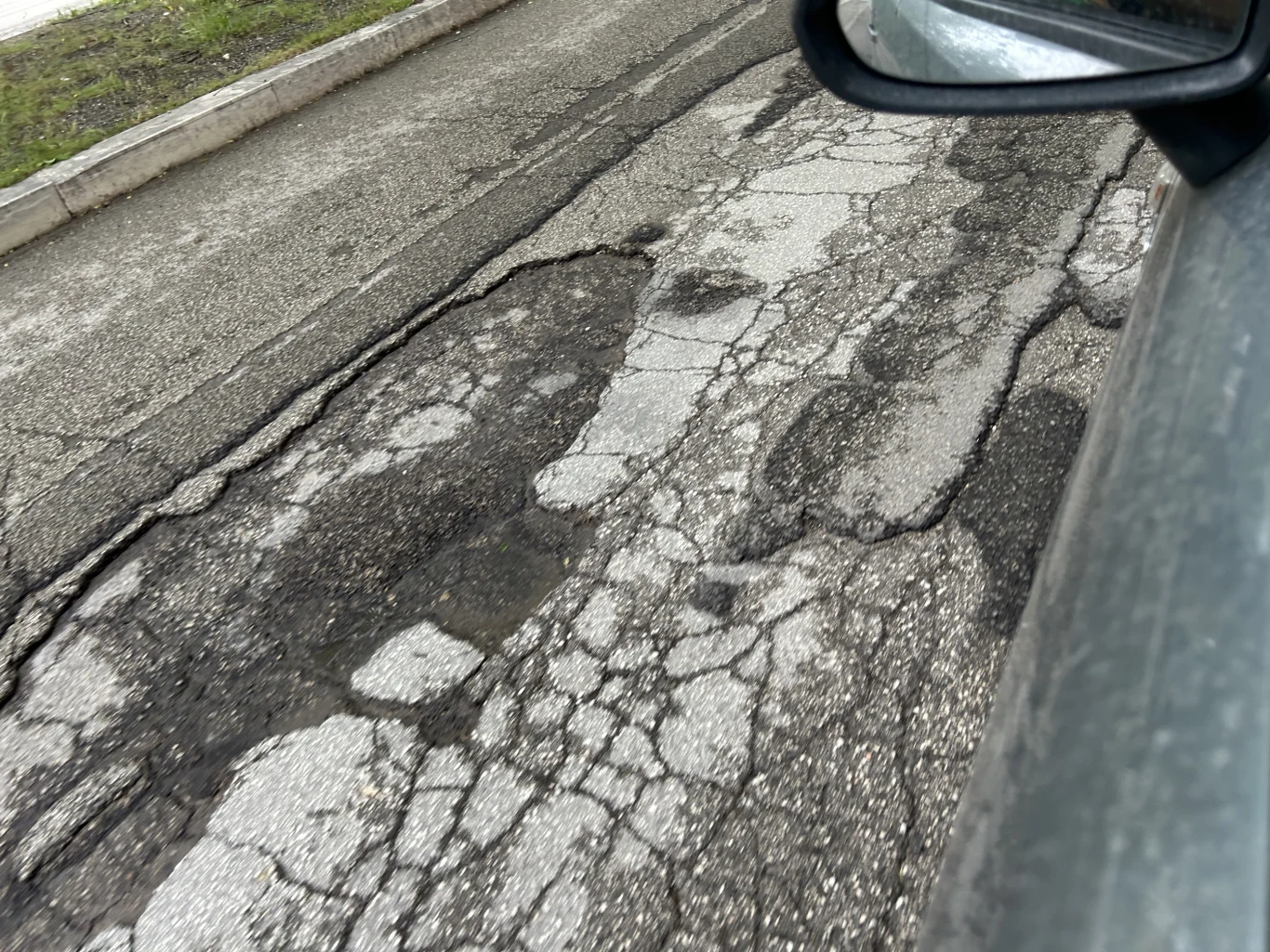 Dużym problemem są dziury na drogach